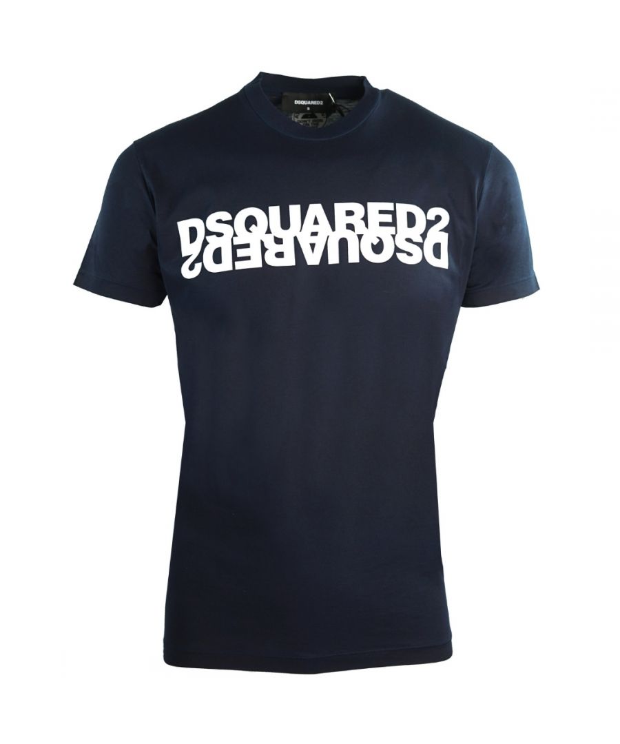 Dsquared2 Cool Fit marineblauw T-shirt met gespiegeld logo. D2 marineblauw T-shirt met korte mouwen. Cool Fit-pasvorm, past volgens de maat. 100% katoen. Gespiegeld merklogo. S74GD0635 S22427 470