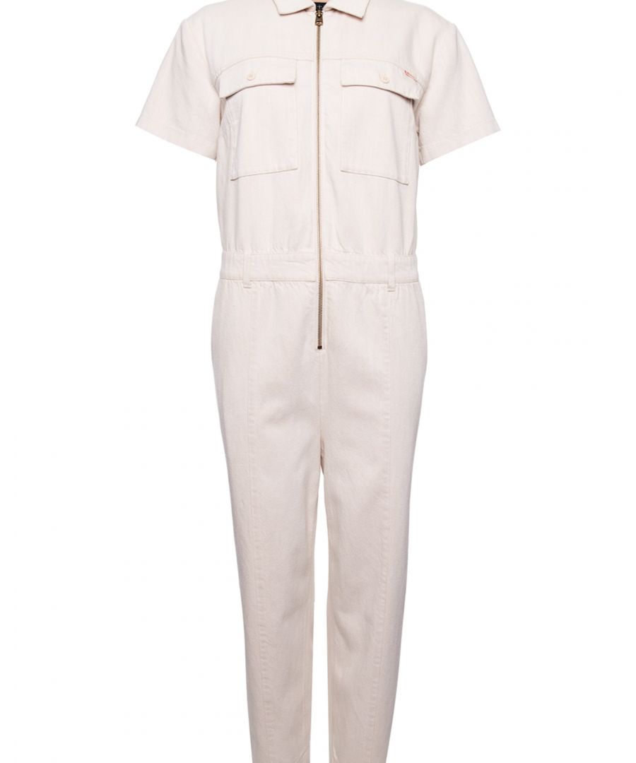 De Limited Edition Dry Utility-jumpsuit combineert comfort en stijl dit seizoen en kan zowel casual als chic gedragen worden.Limited editionRitssluitingKorte mouwenStandaardkraagRiemlussenOntwerp met zes zakkenGeborduurde afbeelding op de achterkantZak met labelEen mengsel dat lyocell bevat. Lyocell is duurzamer dan viscose en de ingrediënten die worden gebruikt bij de productie ervan zijn milieuvriendelijker en kunnen herhaaldelijk worden hergebruikt in een gesloten lussysteem. 
