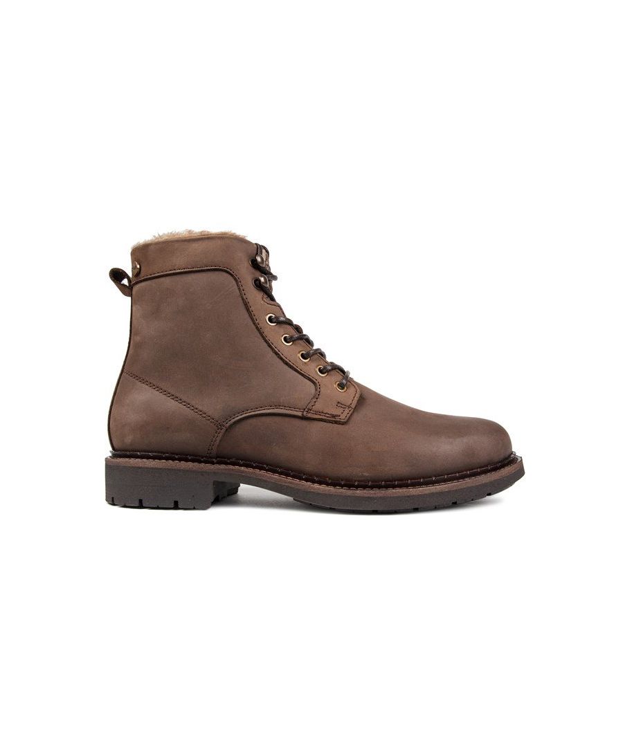 We hebben een klassieke stijl genomen en er een nieuwe draai aan gegeven. met onze SOLE Pitt Chukka laars. Met bruin leren bovenwerk. lederen voering en sok en details van de voering van imitatiebont. dit paar houdt je warm en comfortabel. Met een schoenplaatjeszool en metalen merkdetails. deze laars is een stijlvolle all-timer en exclusief bij Soletrader.