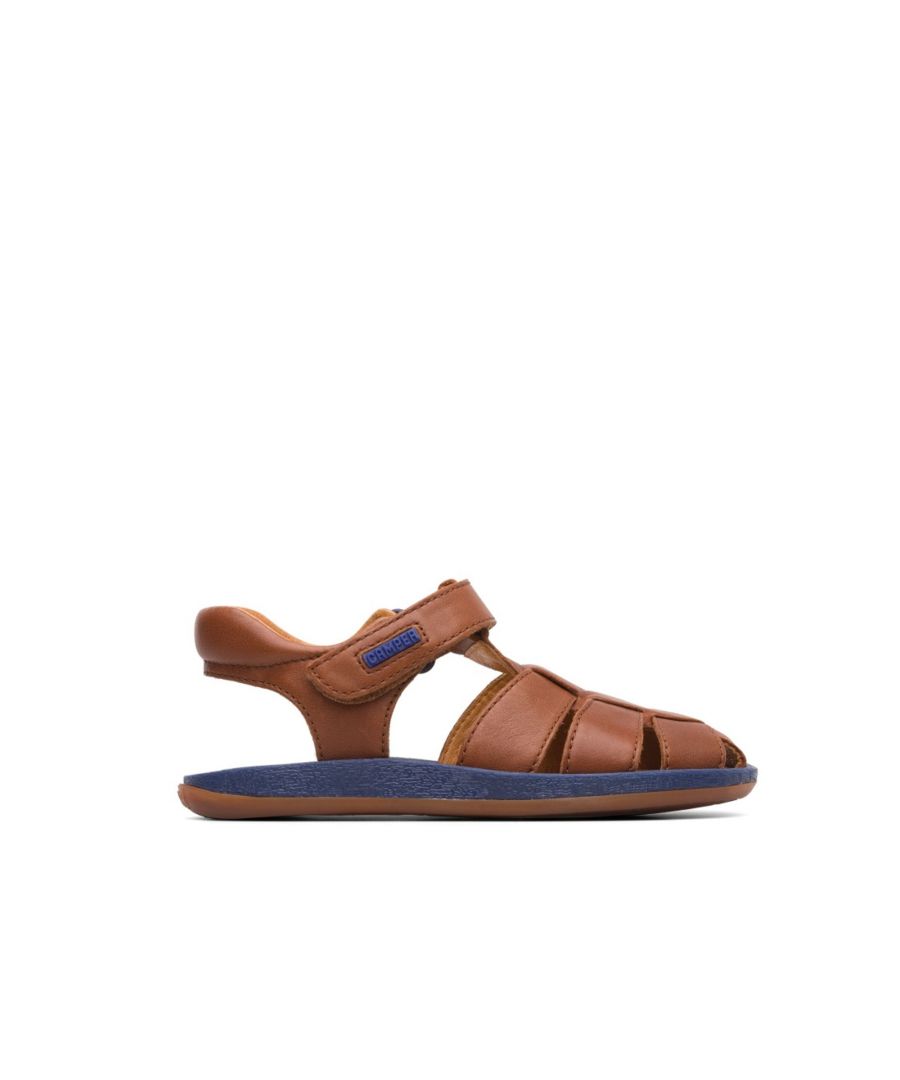 Closed brown T-strap sandal for kids. EVA outsole and full-grain leather.\n\nOur Bicho boys' sandals offer an adjustable design and an ergonomic footbed made of rubber and recycled rice husks for natural movement.