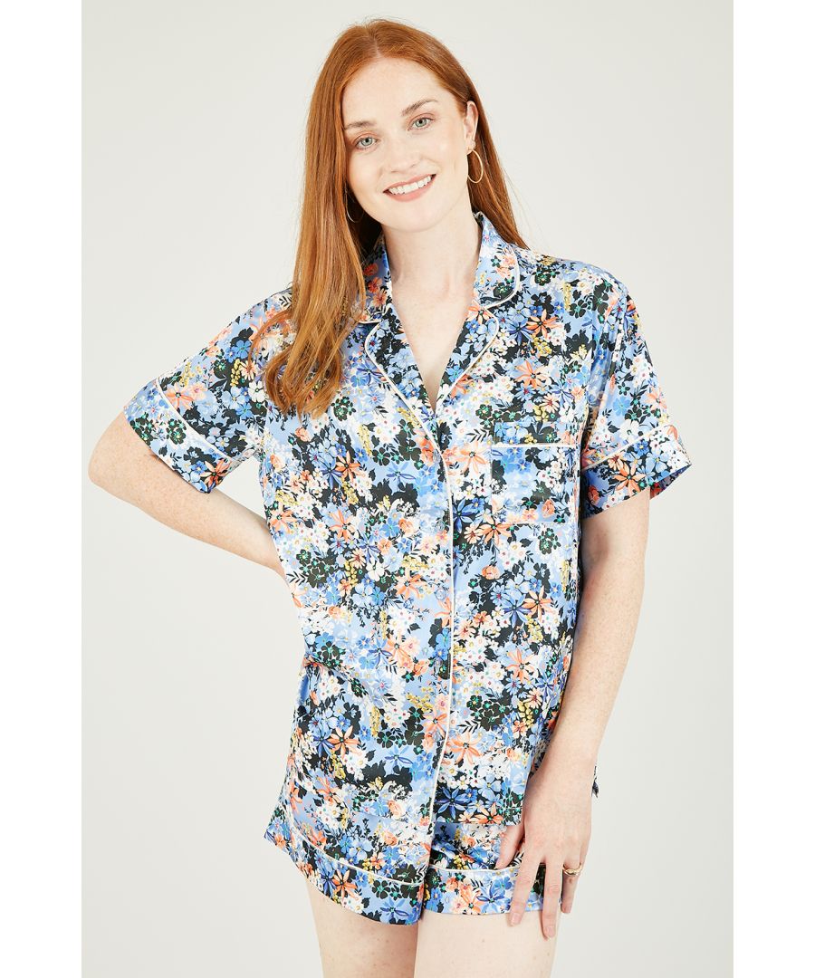 Sleepwear, but make it luxury. These stunning blue meadow print pyjamas come with a button through fastening, collar and long sleeves with a single pocket. Loose fitting trousers and a satin PJ bag complete the 3-piece set. Size Guide:S = 8-10M = 10-12L = 12-14