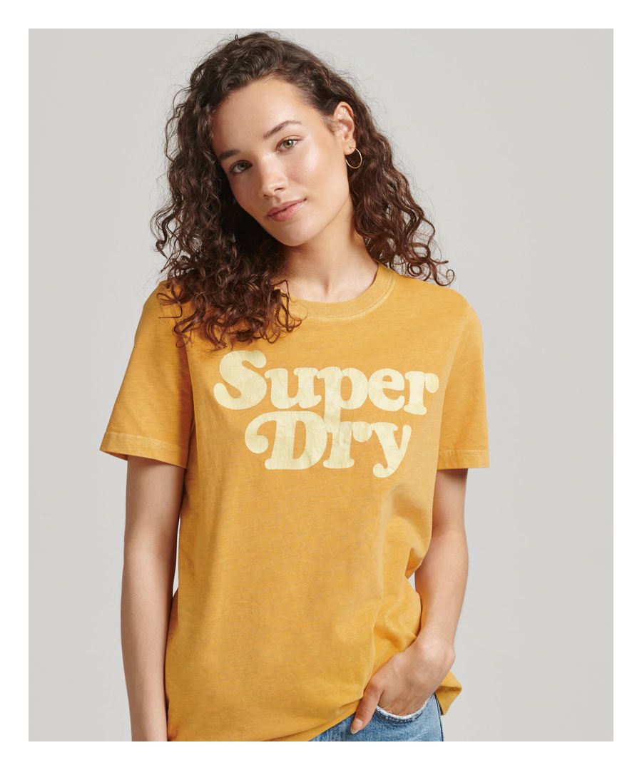 De Americana-esthetiek haalt haar inspiratie uit iconische sporten, beroemdheden en auto's, net zoals de klassieke Mini Cooper. Het klassieke Cooper 70s-T-shirt met logo is tijdloos en biedt je een moeiteloze stijl die je dagelijkse garderobe een boost geeft. Het vleugje retrostijl in ons iconische logo geeft het T-shirt iets extra's.Casual pasvorm – de klassieke Superdry-pasvorm. Niet te nauwsluitend, niet te ruim, precies goed. Kies je gebruikelijke maatGeribde ronde halsKorte mouwenGrafische Superdry-printKenmerkende Superdry-tab