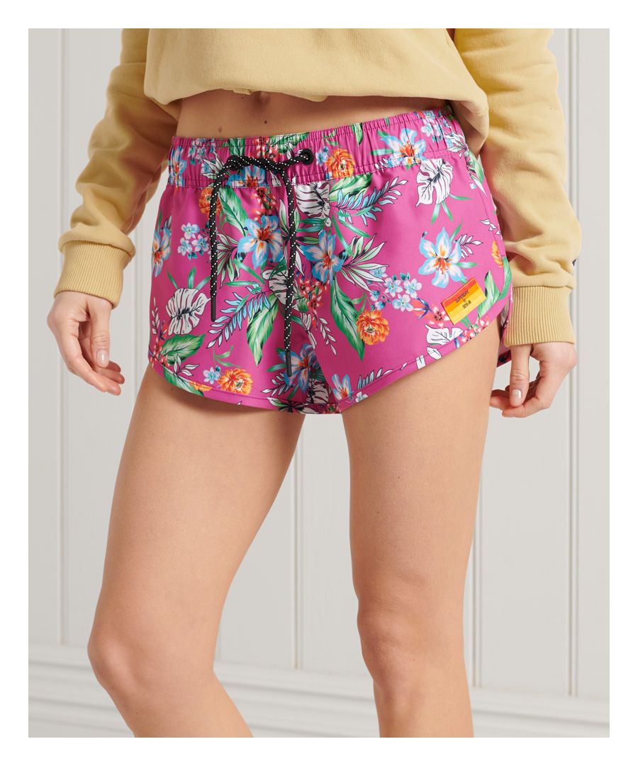 Maak jezelf klaar voor het strand met de Surf-boardshort. Deze short heeft een all-overprint, een elastische tailleband met trekkoord en één achterzak. Combineer hem met een hemd en slippers om de look af te maken.Tailleband met elastisch trekkoordOntwerp met all-overprintEén achterzakKenmerkende logopatch