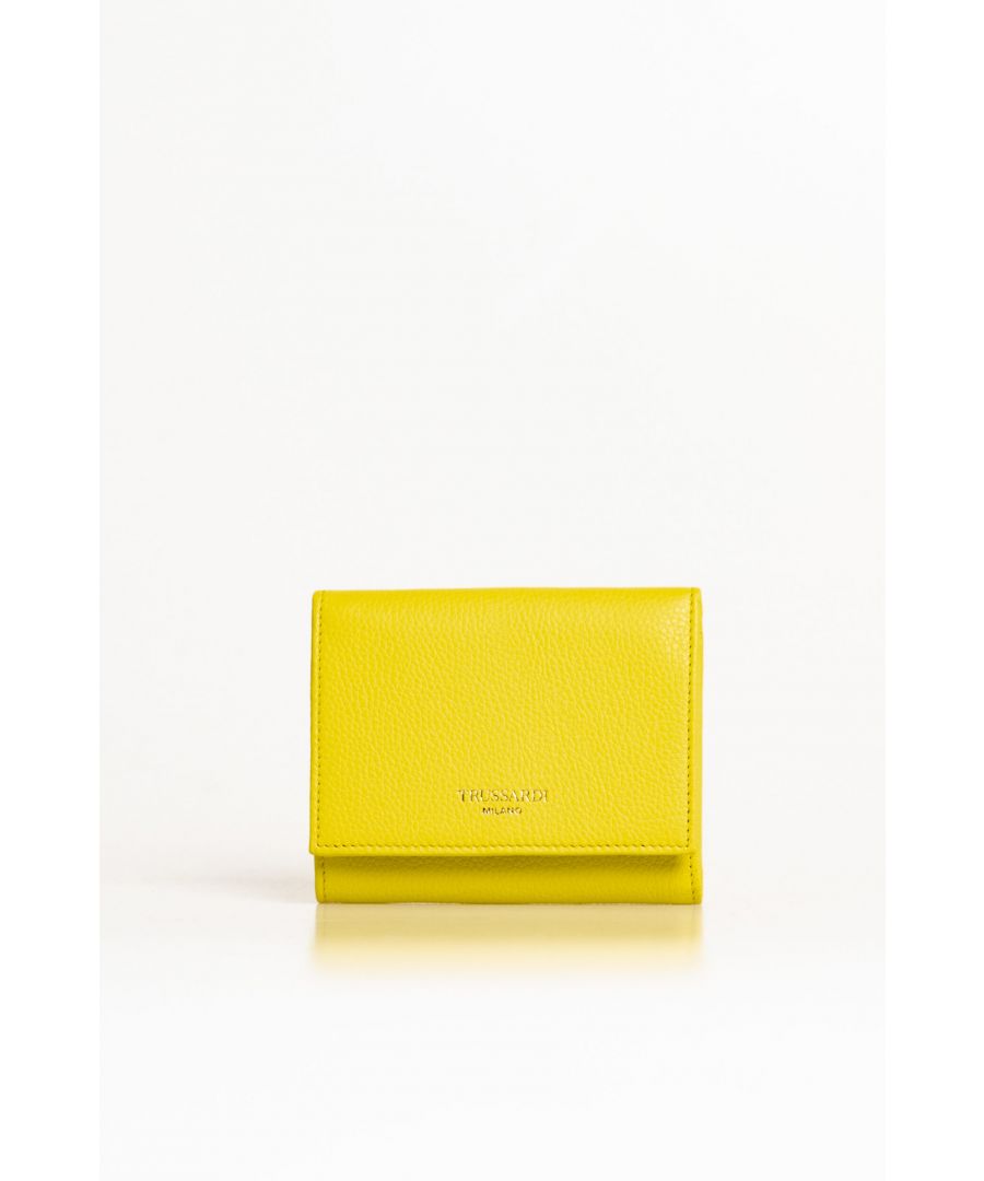 Mini portefeuille avec rabat en cuir et logo en relief sur le devant. Intérieur avec porte-cartes et compartiment zippé. Dimensions : profondeur 2 cm, largeur 12 cm, hauteur 10 cm.