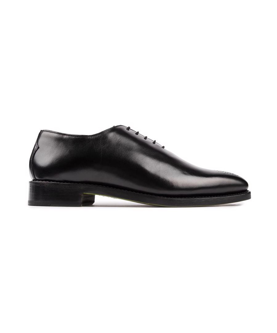 Een minimalistisch. elegante stijl met een stijlvol ontwerp. de zwarte Oliver Sweeney Yarford herenschoen is een musthave voor elke nette gelegenheid en je zakelijke look. Voorzien van een luxueus Weinheimer kalfsleren bovenwerk met een gepolijste. slank uiterlijk. Deze schoenen zijn moeiteloos elegant.