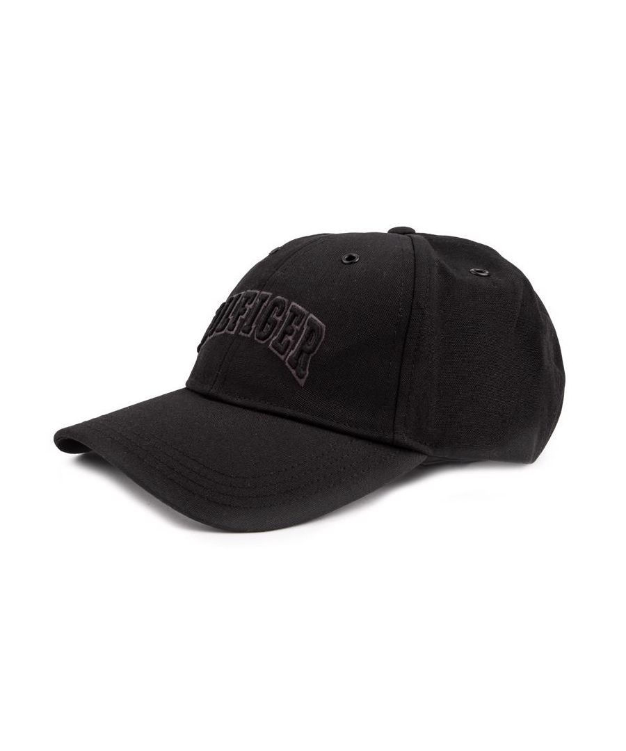 De Tommy Hilfiger Surplus Baseball Cap is de ultieme hoed voor de moderne man. Ontworpen om op te vallen en er cool uit te zien. deze zwarte baseballpet heeft een verstelbare snapback. branding en gebogen klep. Strak. sportief en stijlvol. het is de must-have designer toevoeging aan je outfit.