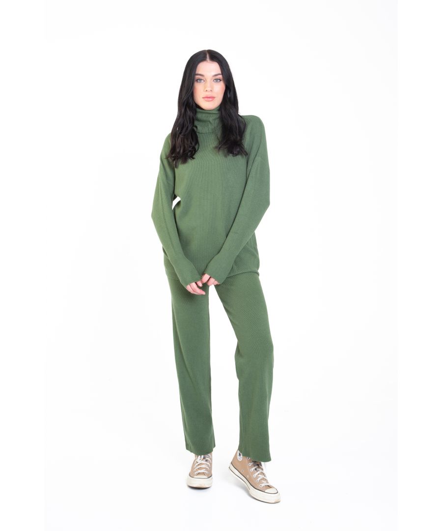Met onze gebreide coltrui en broekenset kun je ontspannen in stijl. Maak een statement met de bijpassende broek en een nieuw paar witte sneakers met een oversized gebreide top met een opgerolde hoge hals, verlaagde schouders en lange geribbelde manchetten. Deze matchy-matchy-trend is altijd aan, omdat combinatiesets stijl vereenvoudigen voor een vrijetijdslook.