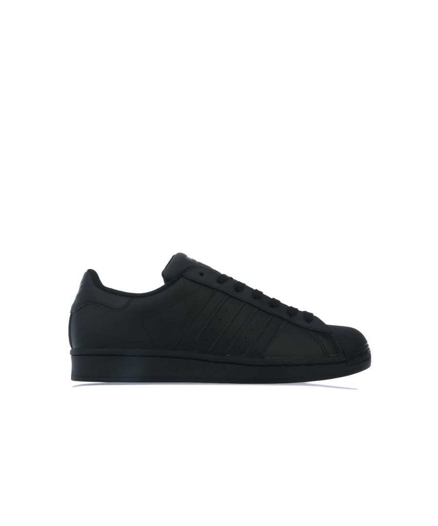 Mens adidas Originals Superstar Trainers in black.- Leather upper.- Lace closure.- Regular fit.- Moulded sockliner. - Serrated 3-Stripes detail and adidas Superstar box logo.- Iconic shell-toe shoes. - Rubber outsole. - Leather upper  Textile lining  Synthetic sole. - Ref.: EG4957