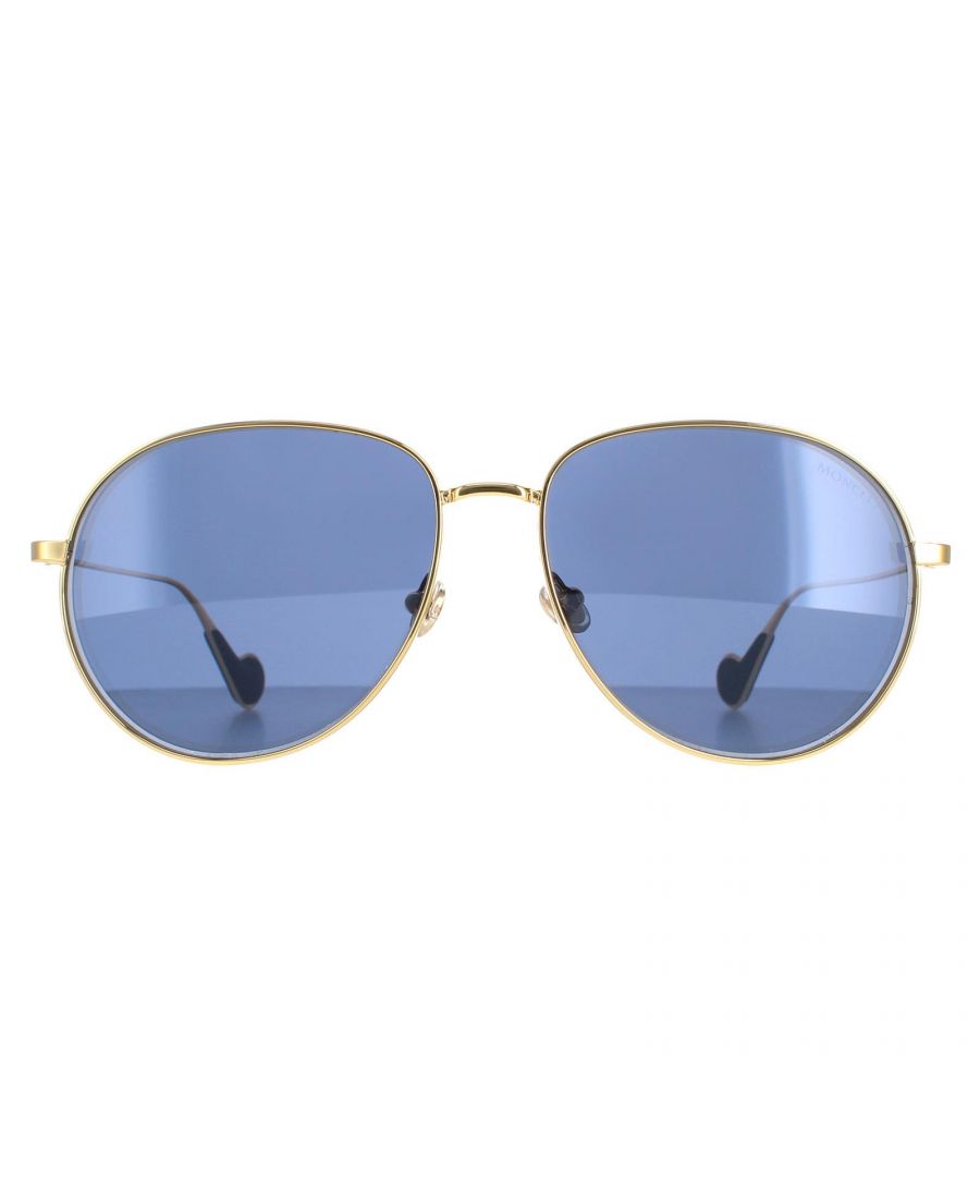 Moncler Aviator Mannen Gold Blue ML0120 zonnebrillen zijn een moderne vliegerstijl gemaakt van lichtgewicht metaal. De siliconen neuskussens zorgen voor een gepersonaliseerde pasvorm, terwijl het logo van Moncler de plastic tempeltips voor authenticiteit verfraait.