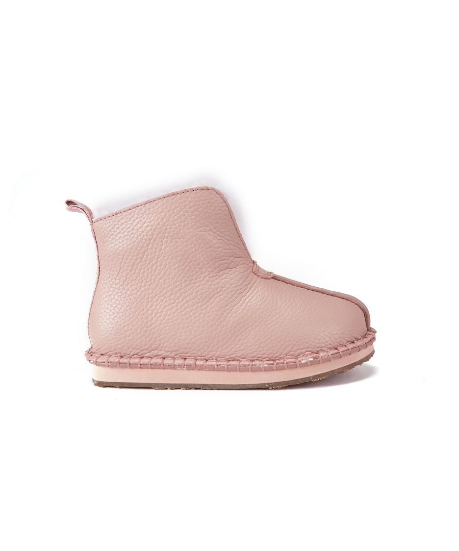 Luxe's mini version Homewurk for kids and teens is new for FW21. Super soft, natural, double face sheepskin upper with outdoor sole.