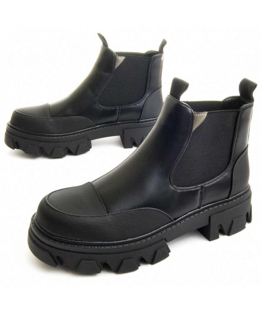 Casual booty for women. Comfortable style that adapts to the shape of your foot. Doubly reinforced for greater durability. Resistant and lasting non-slip rubber sole to avoid slippage. Padded plant that reduces the impact of the tread. Perfect boot for your most urban outfits. Interior plant measures: 35/21.5 cm; 36/22.2 cm; 37/22.9 cm; 38/23.6 cm; 39/24.3 cm; 40/25 cm; 41/25.7 cm.