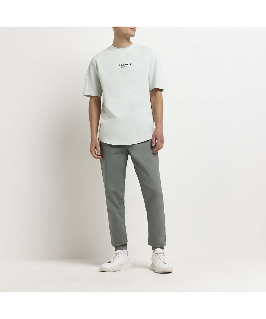 > Brand: River Island> Department: Men> Material: Cotton> Material Composition: 95% Cotton 5% Elastane> Type: T-Shirt> Size Type: Regular> Fit: Regular> Neckline: Crew Neck> Sleeve Length: Short Sleeve> Pattern: Solid> Graphic Print: No> Occasion: Casual> Selection: Menswear> Season: SS22
