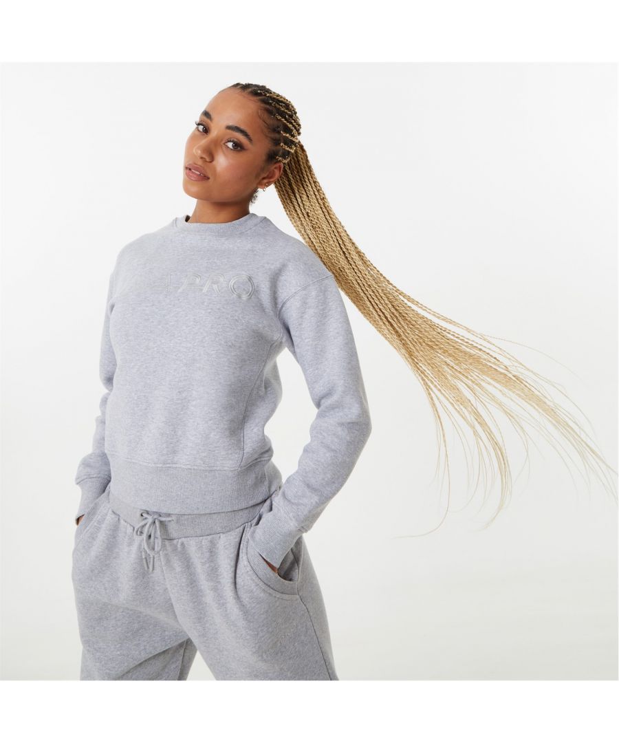The classic sweatshirt is the ultimate cosy addition. Luxuriously soft and warm, the long sleeved sweatshirt features a signature embroidered logo and is finished with a ribbed neckline and cuffs for added comfort. Pair with the USA PRO classic joggers for a timeless loungewear set that never goes out of style.  >Classic fit  >Crew neckline  >Long sleeves