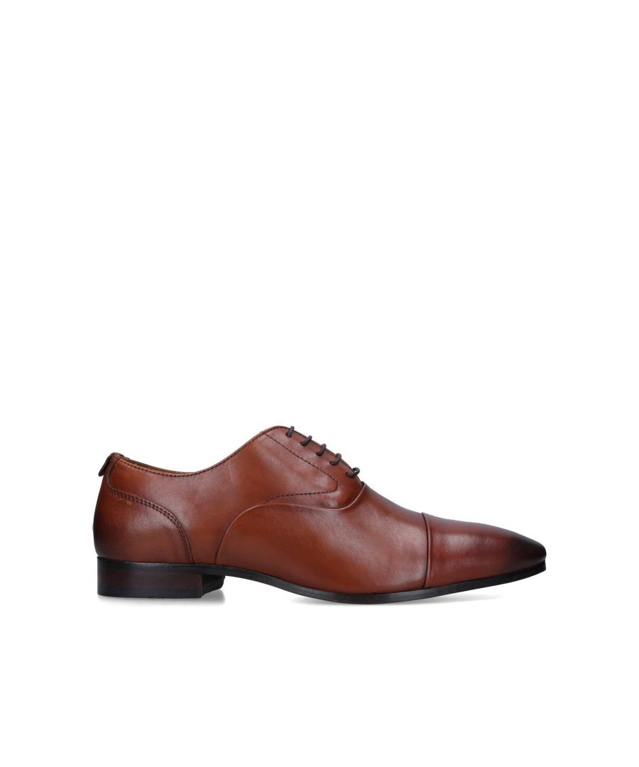 The Sonny brogues arrive in a smooth tan leather with structured stitching at the seams. The front is laced up with blind eyelets.