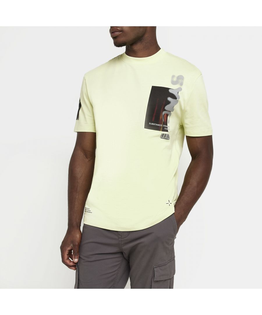 > Brand: River Island> Department: Men> Material: Cotton> Material Composition: 100% Cotton> Type: T-Shirt> Size Type: Regular> Fit: Regular> Neckline: Crew Neck> Sleeve Length: Short Sleeve> Pattern: Solid> Graphic Print: Yes> Occasion: Casual> Selection: Menswear> Season: SS22