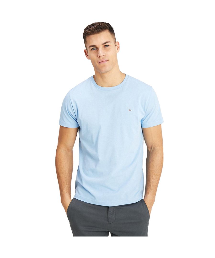 These Original Mens Designer Gant T-Shirts feature the brands classic Logo and a Crew Neckline. Crafted With 100% Cotton, these Lightweight and breathable Regular Fit T-shirts are Machine Washable.