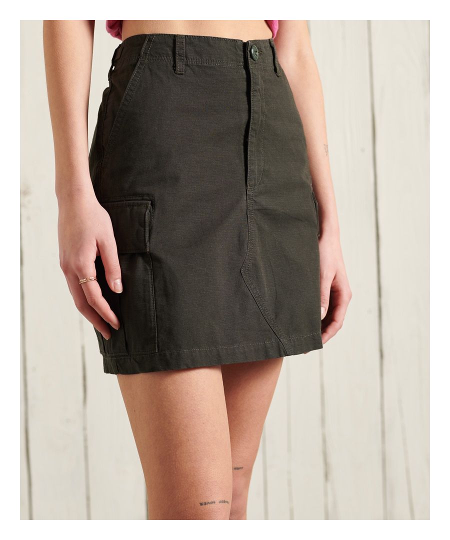 The Straight Cargo Skirt is a great piece to have in your wardrobe. Perfect for any season whether you style it with a crop top and sandals for the summer, or layer up with a knitted jumper and boots for the cooler weather.Zip and button fasteningBelt loopsSix pocket designSignature logo patch