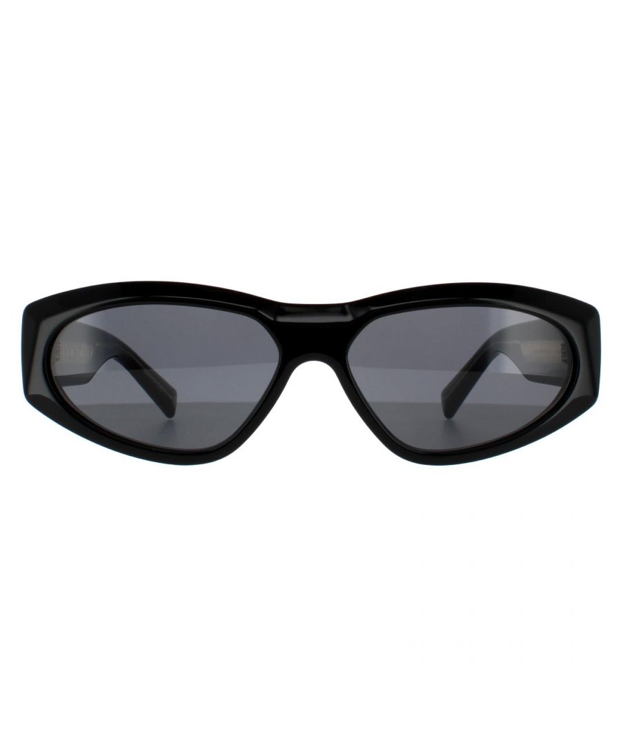 Givenchy zonnebrillen GV7154/G/S 807 IR Black Gray zijn een prachtig kattenoogstijlframe voor vrouwen. Het dikke acetaatframe is lichtgewicht en comfortabel en toont het Givenchy -logo op elke tempel om merkherkenning te garanderen.