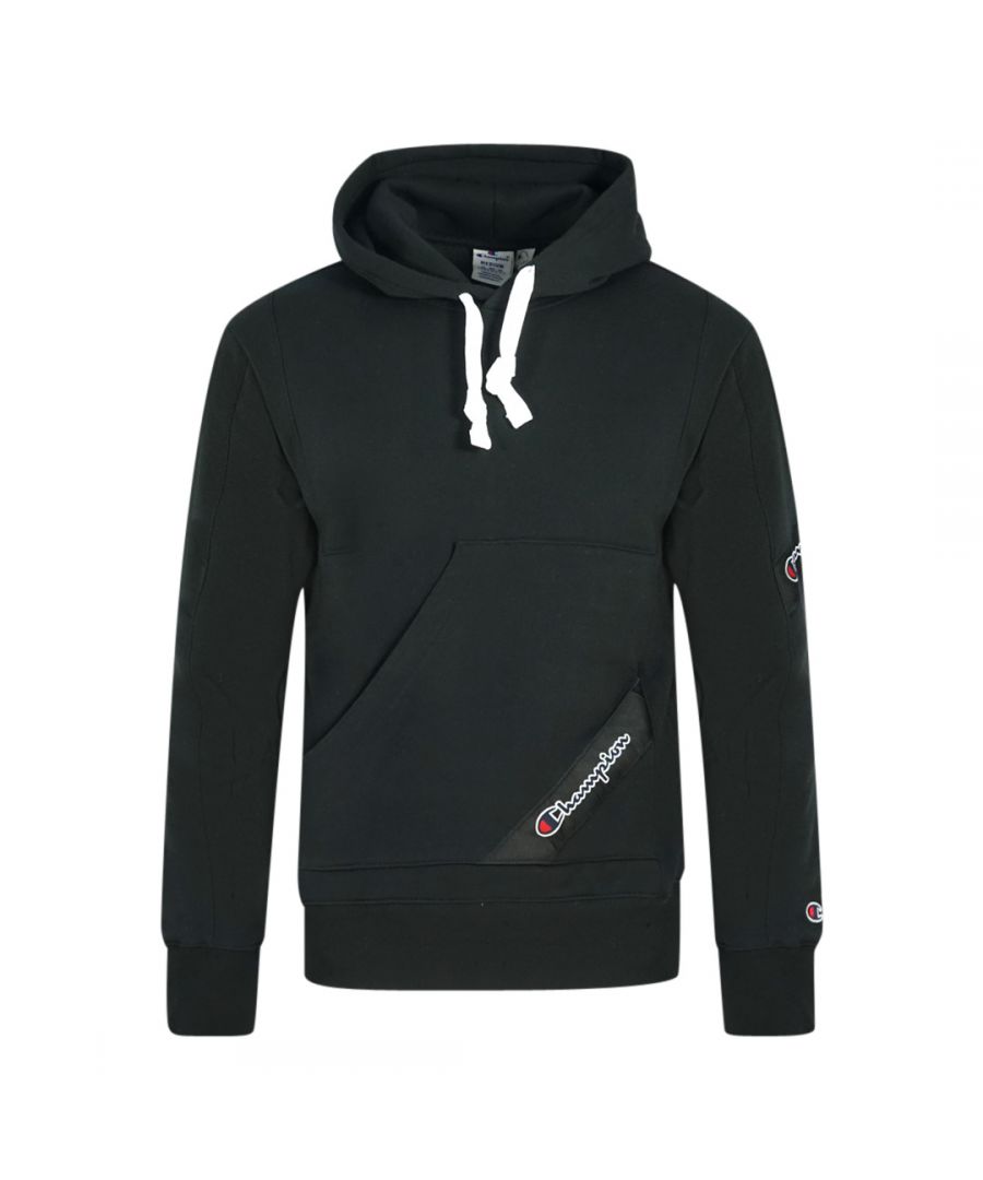 Champion Asymmetrische zwarte hoodie met zaklogo. Kampioen zwarte hoodie. Elastische mouwuiteinden en taille, capuchon met trekkoord. Voorzakken. 73% katoen 27% polyester. Stijlcode: 216549 KK001
