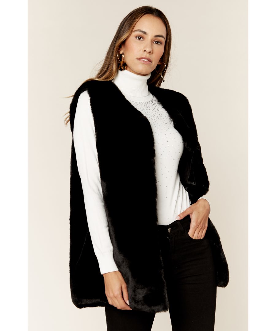 Make a statement this winter in this dreamy fur gilet . Featuring a faux fur material, a sleeveless style and hook/eye style fastening style this with vinyl trousers and a flattering bodysuit for a look that is date night ready.