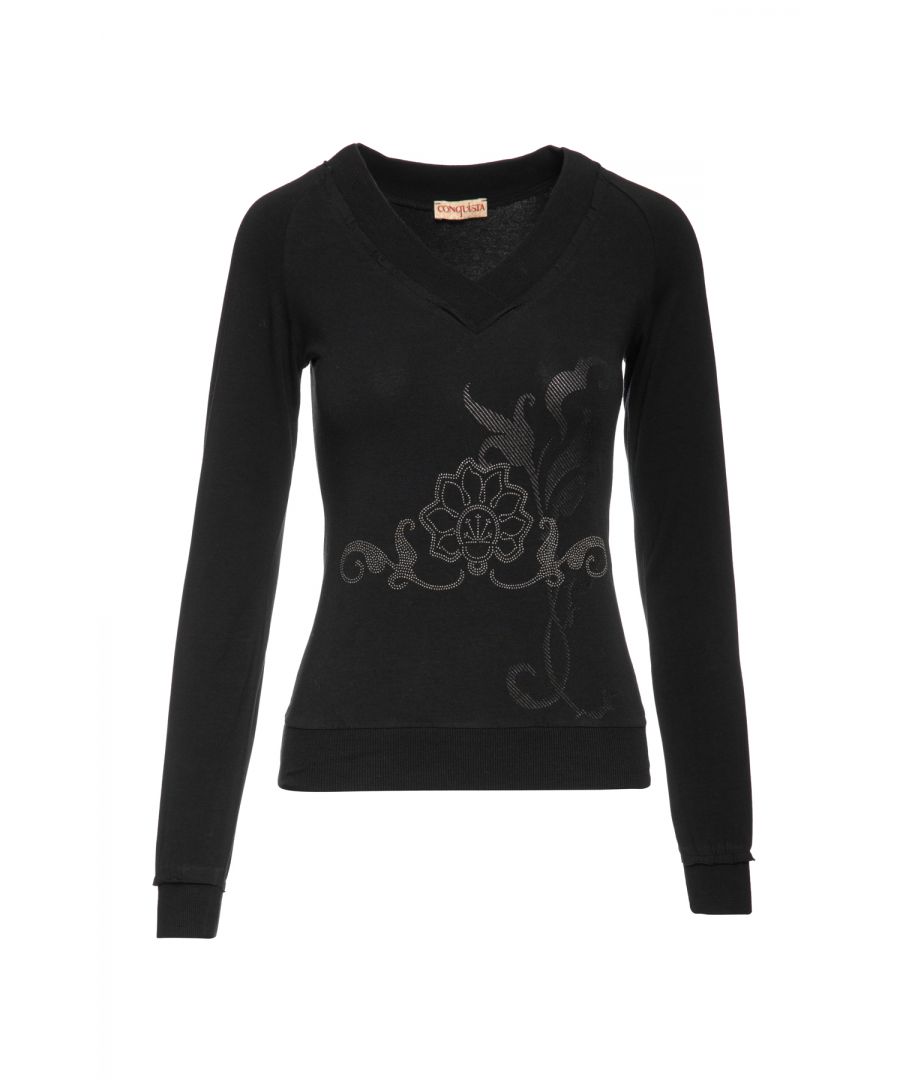 Deze zwarte top is gemaakt van stretch jersey stof. Het heeft lange raglanmouwen met 5 cm ribboorden. De V-hals heeft een brede ribboord. Het heeft een ribboord aan de zoom. Er is een zilveren en zwarte print op de voorkant met een glitter afwerking.