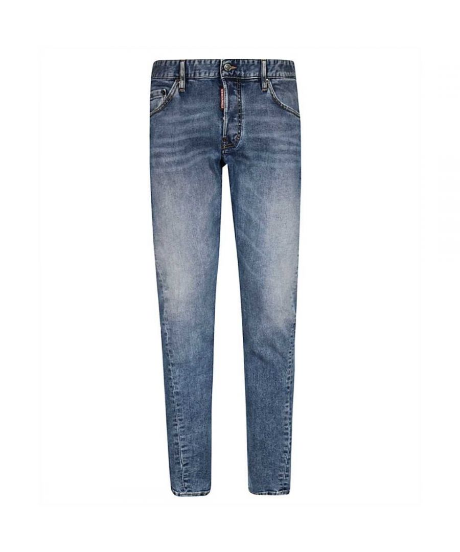 Dsquared2 Sexy Twist Jean blauwe jeans met Arctic Caten-patch. D2 Sexy Twist Jean S74LB0571 S30595 470. Stretchdenim 98% katoen, 2% elastaan. Knoopsluiting, gemaakt in Italië. Slanke pasvorm met taps toelopende pijpen. Articaten-logopatch op de achterkant