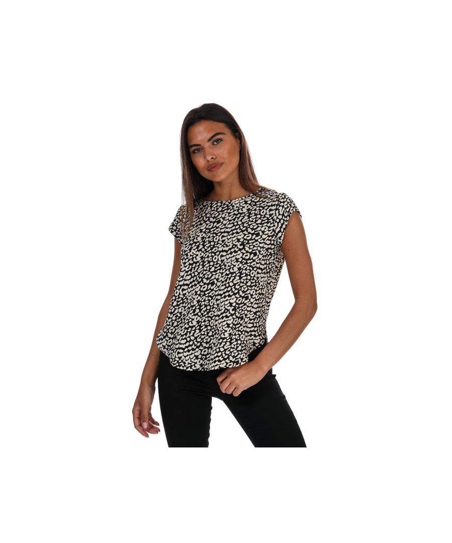 Only Vic zwarte top met korte mouwen voor dames.<br /><br />- Ronde hals.<br />- Korte mouwen.<br />- Ritssluiting aan de achterkant.<br />- All-over print.<br />- Losse pasvorm.<br />- 97% polyester, 3% elastaan. Geschikt voor de wasmachine.<br />- Ref: 15161116