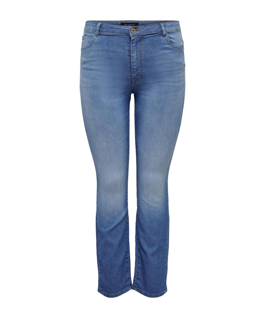 Deze bootcut fit jeans voor dames van ONLY CARMAKOMA is gemaakt van stretchdenim. Dit 5-pocket model heeft een hoge taille en heeft een rits- en knoopsluiting.details van deze jeans:•  stijlnaam: CARFLAKE•  5-pocket