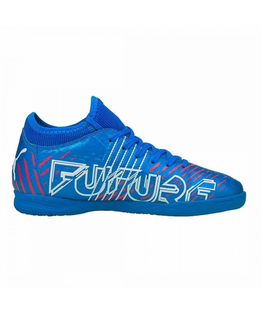 This edition of the FUTURE is specially designed with a non-marking low-profile outsole to meet all your indoor training needs. Packed with performance-boosting features, including a mid-foot compression band for stability and a textured, embossed upper for enhanced ball control, your football skills will be free to shine. \n \nDETAILS \nLow boot with regular to wide fit \nFlexible, textured upper to enhance ball grip \nEmbossed upper for superior touch in key contact zones \nLow-profile non-marking rubber indoor outsole \nIT: Indoor Training \nLace closure for a snug fit \nIntegrated heel counter for support \nPUMA Cat Logo at toe