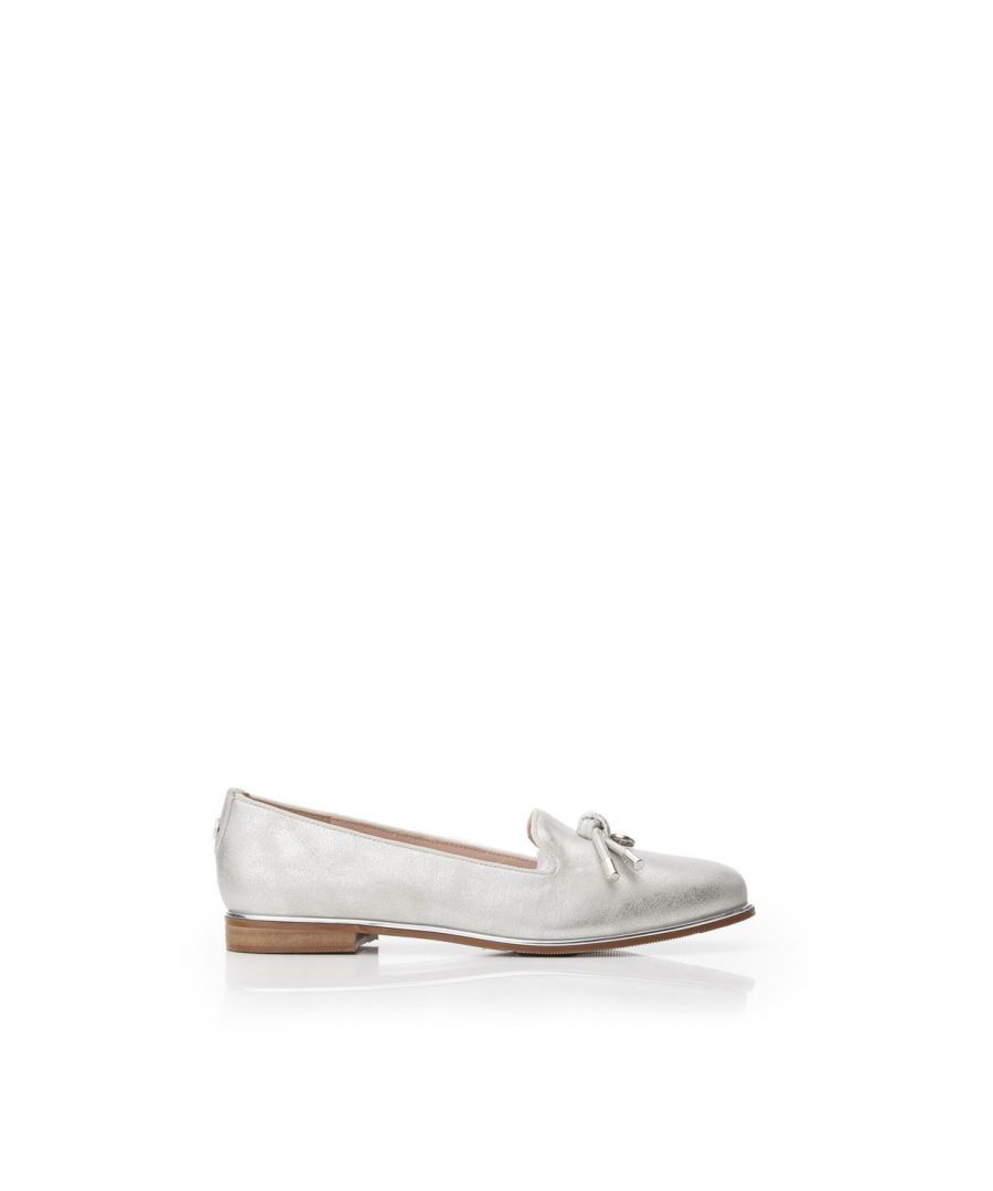 Add a touch of elegance to your flats collection with Ebrielle. The slip-on style makes them easy to get on and off whilst the round toe keeps them looking feminine. Complete with a leather lining and sock. These tassel front smart shoes are perfect for pairing with tailored trousers and a blouse, for a chic formal vibe.