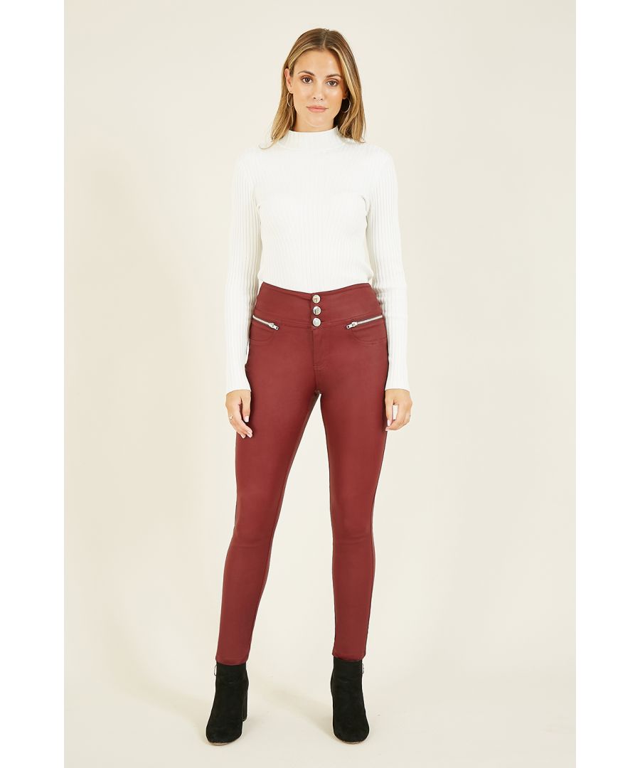 Laat je figuur prachtig uitkomen met deze spetterende roestkleurige wetlook jegging van Yumi. Met PU-coating voor een super sexy afwerking. De jegging heeft zilverkleurige ritsdetails en knoopsluitingen. Combineer hem met een bodysuit en hoge hakken of met een comfortabele trui en enkellaarzen voor een trendy outfit.