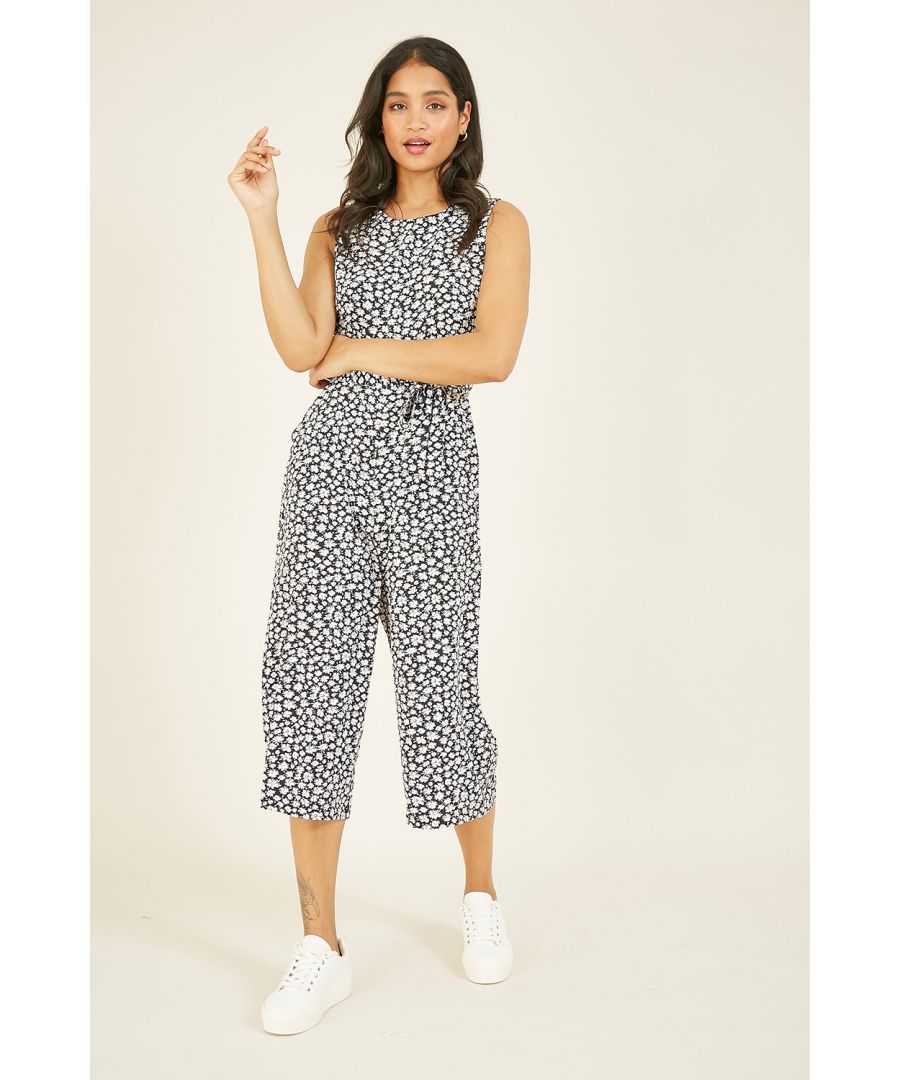 Cut in a classic silhouette, this mela ditsy daisy culotte jumpsuit is the perfect way to bring summer style to your wardrobe. Featuring a semi-fitted bodice with a round, the soft-touch fabric gathers at the waist and secures with a tie. The culotte trousers add a comfortable edge to your wardrobe and can be dressed up or down depending on the occasion.
