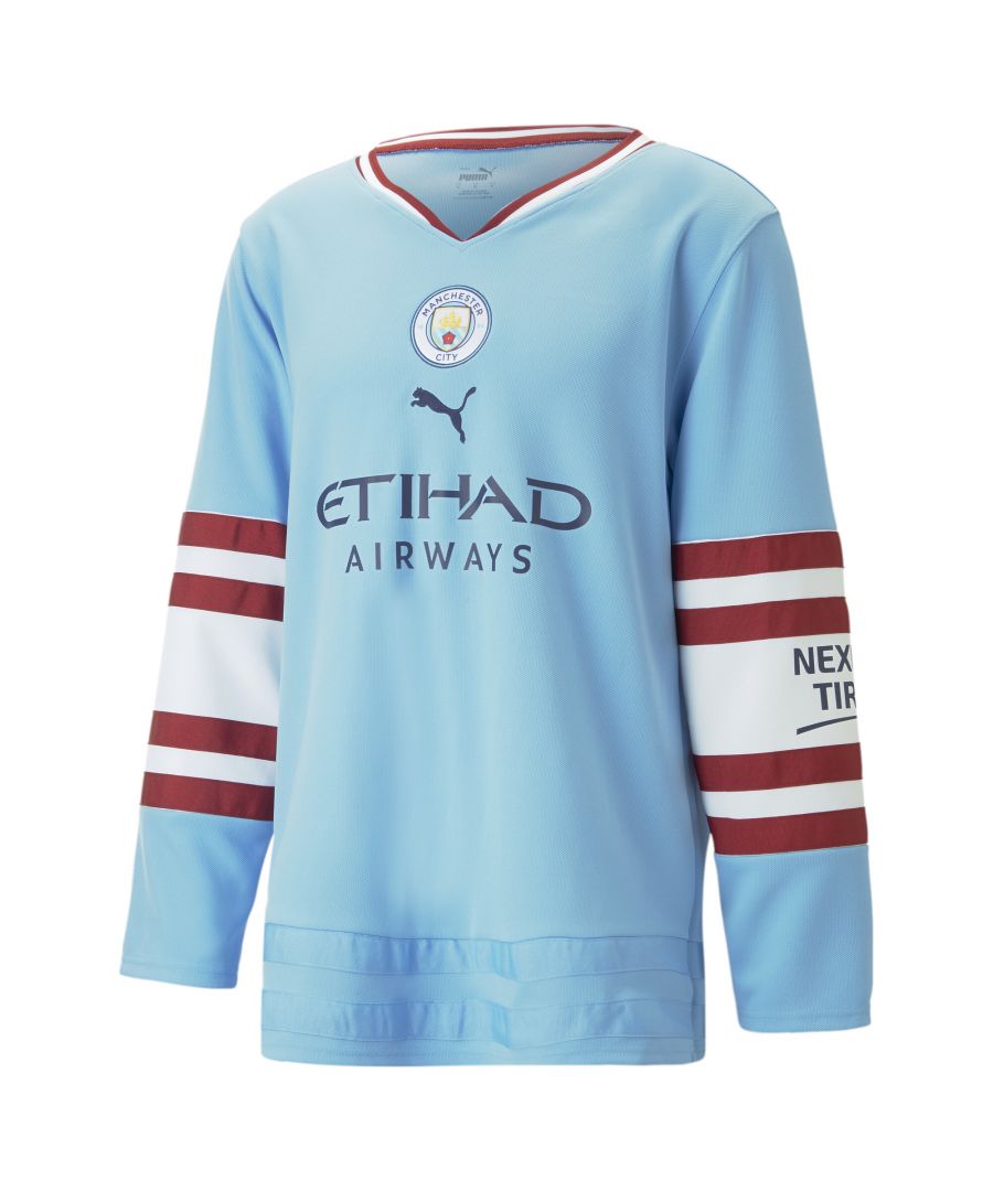 PRODUCT STORY Cityzens, light up the Etihad in winter sport style with this Manchester City F.C. oversized winter jersey. It has all the elements you'd expect from a fan jersey – including club crest and sponsor – but it looks like something City would wear out on the ice. FEATURES & BENEFITS : dryCELL: Performance technology designed to wick moisture from the body and keep you free of sweat during exercise Recycled Content: Made with at least 50% recycled material as a step toward a better future DETAILS : Oversized fit Winterised material V-neck Official club crest on the chest PUMA Cat Logo on the chest