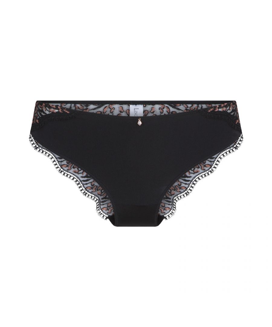 In love with embroidery! De achterkant van de zwarte slip is gemaakt van semi-transparant kant met borduursels in koper kleur.