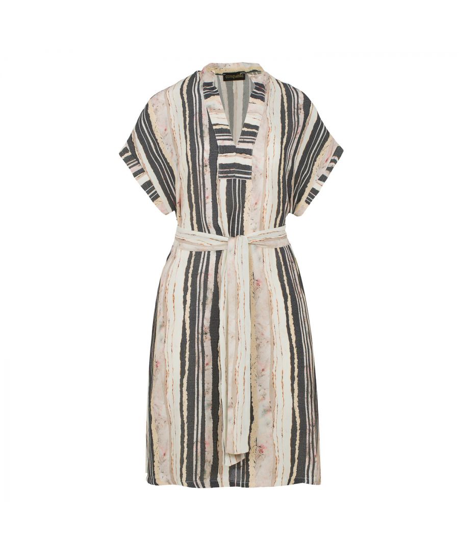Deze zomerjurk met streepjesprint is gemaakt van geweven crêpe-viscose. Het is mouwloos en heeft een boord bij de armsgaten in dezelfde stof. Het heeft een mandarijnkraag van 2 cm en een sluiting van 4 cm bij de halslijn aan de voorkant om een V-vorm te creëren. Aan elke kant zit een binnenzak. De jurk heeft grote splitten van 20 cm aan elke kant. De jurk kan worden gedragen met de riem of zonder als u een meer ontspannen zakjurkstijl wilt creëren. De riem in dezelfde stof is inbegrepen. Dit kledingstuk is gestileerd in een recht los silhouet.