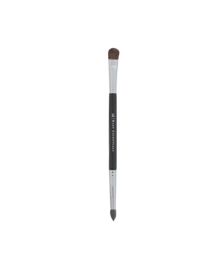 The versatile brush is ideal for building high-impact looks and its large, flat end packs on eyeshadow for rich colour. The smaller end can also be used to apply eyeshadow or to apply a liner.