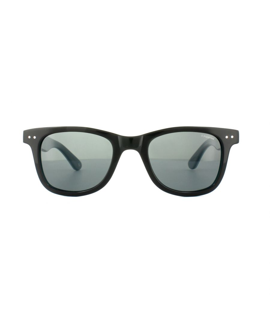 Polaroid zonnebrillen X8400 D51 1T Black Blue Gray Polarisated AR zijn stijlvolle wayfarer zonnebrillen die u op de trend houden en u superieure UV -bescherming en uitstekende visuele duidelijkheid en comfort bieden.