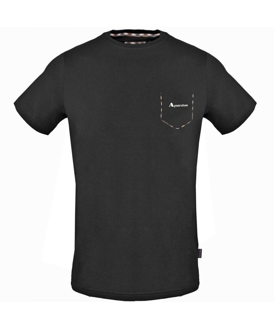 Zwart Aquascutum T-shirt met geruit afgewerkt borstzakje. Zwart Aquascutum T-shirt met geruit afgewerkt borstzakje. Ronde hals, korte mouwen. Elastische pasvorm 95% katoen, 5% elastaan. Normale pasvorm, past volgens de maat. Stijl TSI A07 99