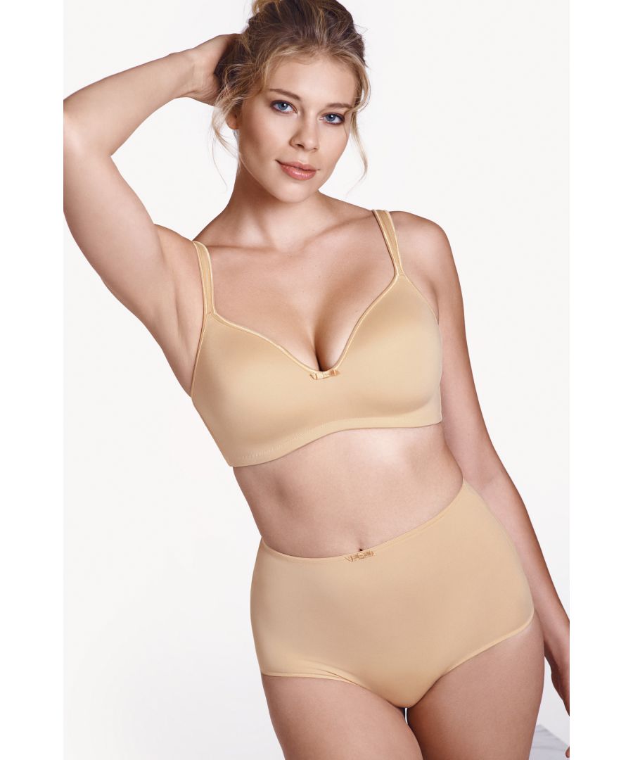 This non-wired foam cup bra from the Lisca 'Victoria range is great for everyday wear and is suitable for wearing for sports activities. The comfortable microfibre material provides excellent support and the soft cups have a velvety feel. The practical straps, which are slightly wider, are padded with foam for even more comfort.