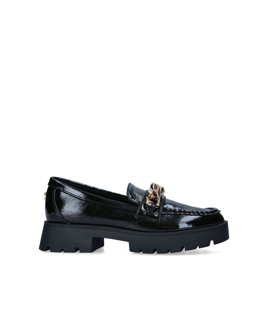 The Kool Chain loafer features a shiny black upper with structure. The toe is topped with a chunky gold chain.