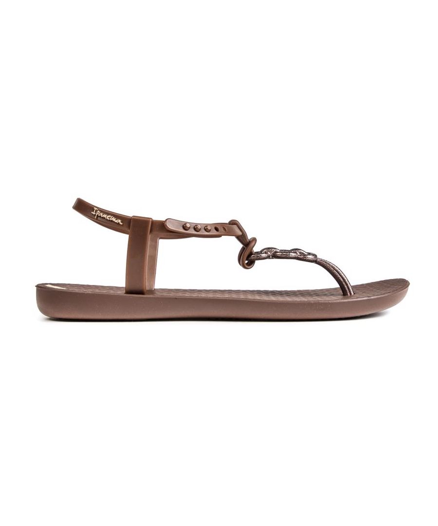 Trakteer je voeten op wat zomerse luxe. met deze bruine Ipanema teenslippers. Ze zijn versierd met een prachtige bronzen metalen bedel en kenmerkend metalen logo en zijn gemaakt met flexpand voor supercomfortabel draagcomfort. Deze veganistische sandalen voelen net zo goed als ze eruit zien.
