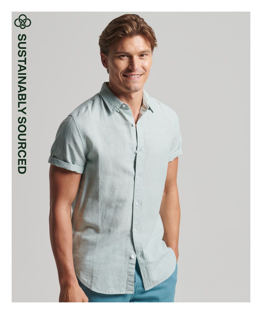Een stijlvolle look is tijdloos, en de kledingstukken waarmee je die look maakt zijn klassiekers. Dat geldt ook voor dit linnen overhemd met korte mouwen. Dankzij een eenvoudig ontwerp, dat er geweldig uitziet op zichzelf of gelaagd onder een jas of sweatshirt, is dit een uitstekende keuze om je stijlcombinaties uit te breiden.Kraag en sluiting met knopenKorte mouwenKenmerkend Superdry-label