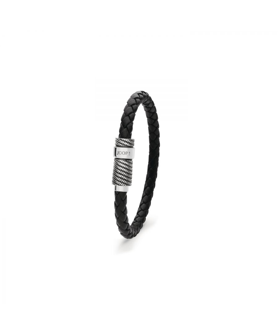 Een beetje avontuur gekoppeld aan elegantie - dat is de charme die deze JOOP! armband uitstraalt. Het is gemaakt van fijn leder in een kunstig gevlochten ontwerp en wordt geopend via een magnetische roestvrijstalen sluiting. Het gebruikte roestvrij staal is extra verfijnd met een IP zwarte coating en een logo. Of dit accessoire nu alleen wordt gedragen of in combinatie met andere armjuwelen, het ziet er altijd exclusief uit.