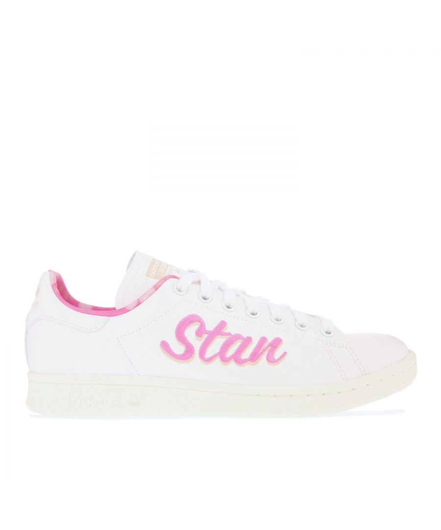 adidas Originals Stan Smith Trainers in white black.- Synthetic upper.- Lace fastening. - Pink Stan Smith branding.- Branded insole.- Contrast heel patch with debossed Trefoil branding.- Gumdrop outsole.- Synthetic upper  Textile lining  Synthetic sole.- Ref.: FX5569