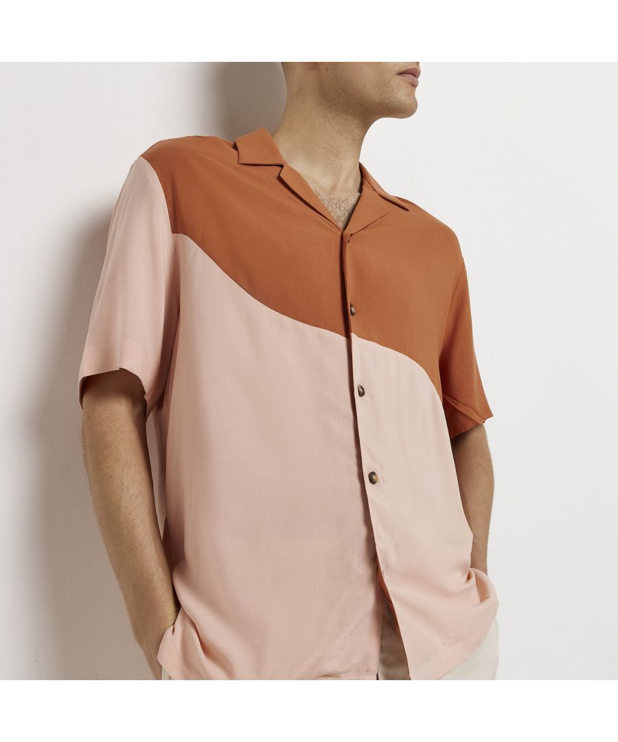> Brand: River Island> Department: Men> Colour: Pink> Type: Button-Up> Size Type: Regular> Material Composition: 100% Viscose> Material: Viscose> Fit: Classic> Pattern: No Pattern> Occasion: Casual> Season: SS22> Sleeve Length: Short Sleeve> Neckline: Collared> Closure: Button> Collar Style: Spread