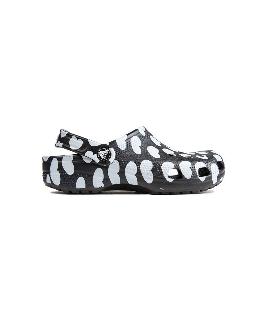 Womens black Crocs classic heart print clog sandals, manufactured with synthetic and a eva sole. Featuring: incredibly light and fun to wear, comfy sole, clean upper detail and print upper detail.