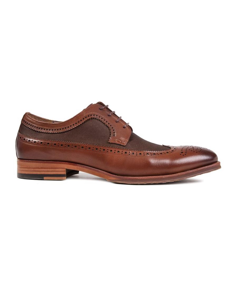 Bruine SOLE Dantzic Brogue veterschoenen voor heren met leren bovenwerk met de klassieke vleugeltip. brogue geperforeerde en met de hand gestikte details. onzichtbare oogjes. en een open vetersysteem. Deze exclusieve brogues hebben een zachte leren voering en voetbed. subtiele branding. en een synthetische profielzool.