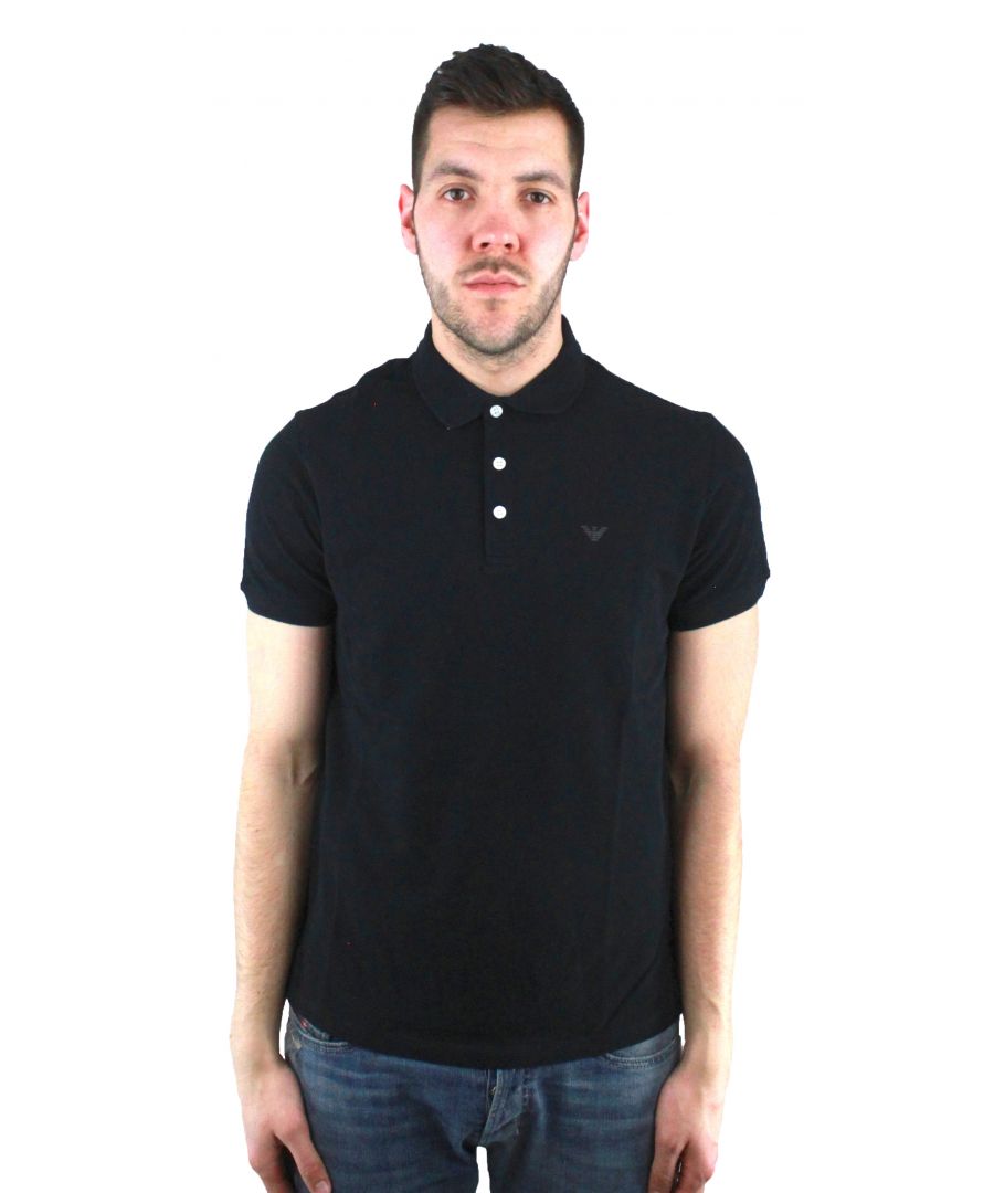 Emporio Armani 8N1F12 1J0SZ 0999 poloshirt. Emporio Armani zwart poloshirt. 100% katoen. Poloshirt met korte mouwen. Knoop vast. Neerklapbare kraag