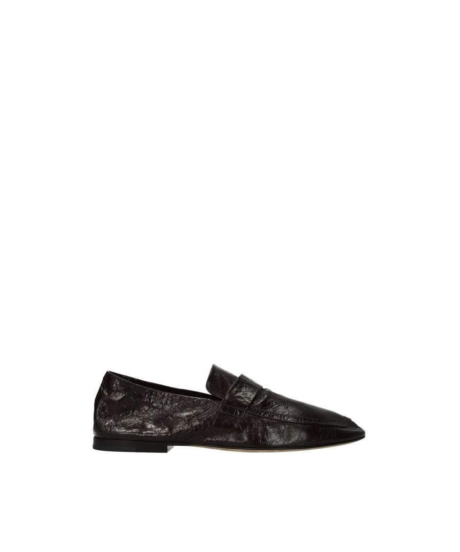The product with code 620301VBSH02113 leather is a men's loafers in brown/dark chocolate designed by Bottega Veneta. It has features like aged effect, vintage effect. Wear it for these occasions: at the office, aperitif with friends, dinner with friends, working lunch. Ideal for your style casual. The product is made by the following materials: leatherHell height type: low and flatBottomed Shoes is rubber, leatherRound toeThe product was made in Italy