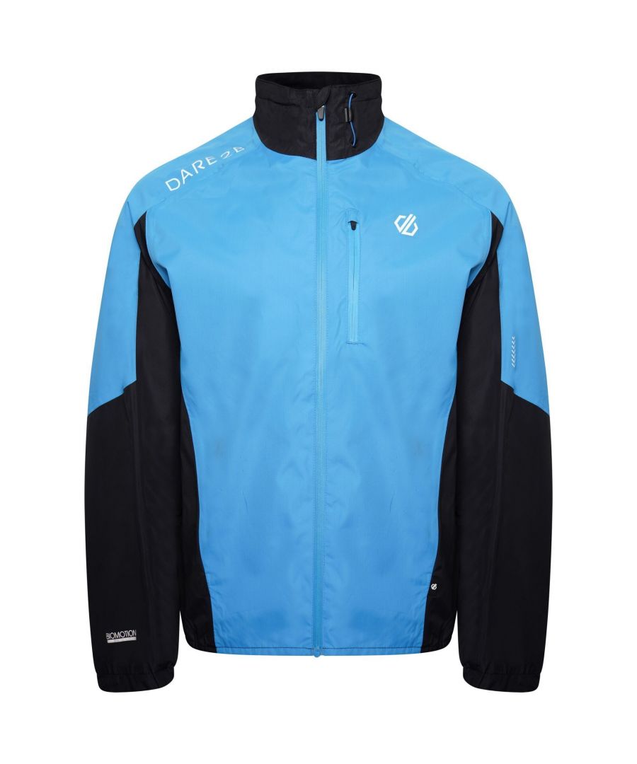 100% Polyester. 5000 lichtgewicht polyester ripstop stof. Waterdichte afwerking. Middenvoorrits met auto-lock schuiver, binnenrits en kinbeschermer. 1 x borstzak met rits. 1 x achterzak met rits. Gemakkelijke aanpassing van de hals. Ontluchtingspanelen onder de armen. Getapete naden. Lange rug met geschepte zoom. LED-compatibel. Met gaas gevoerd.